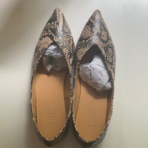 TIJN Agnes grey snake print shoes v-cut flats